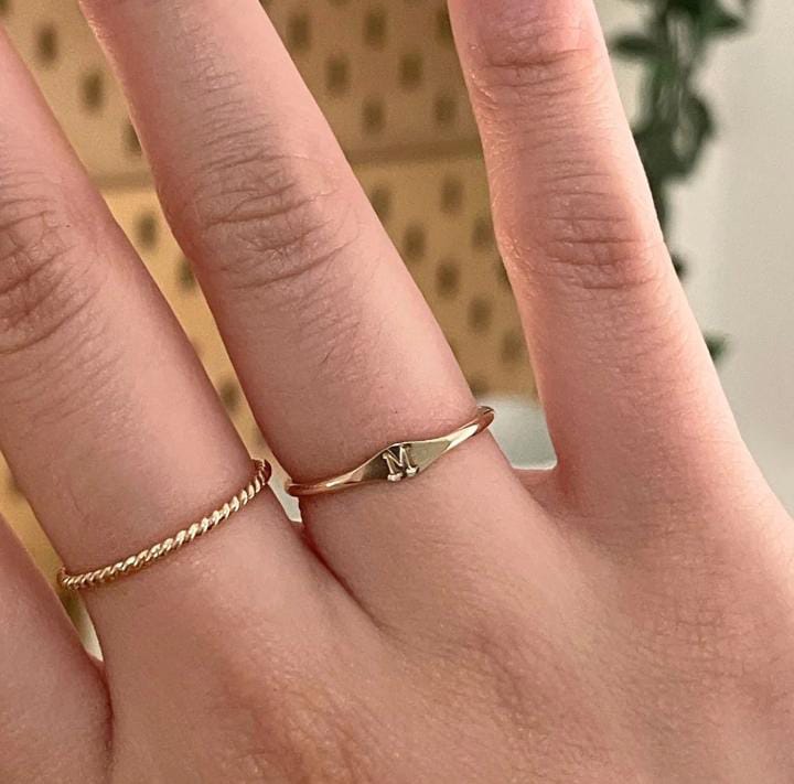 Par de Alianças de Letra em Tungstênio com Banho de Ouro 18k – Personalizável & Durável