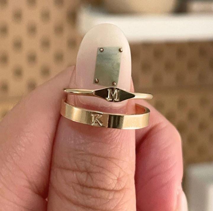 Par de Alianças de Letra em Tungstênio com Banho de Ouro 18k – Personalizável & Durável